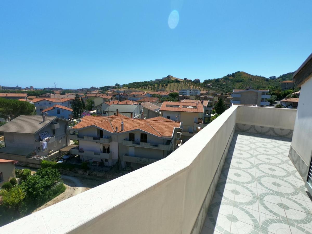 Attico Petfriendly Con Terrazzo, Via Del Borgo Apartment Montesilvano Marina Exterior foto
