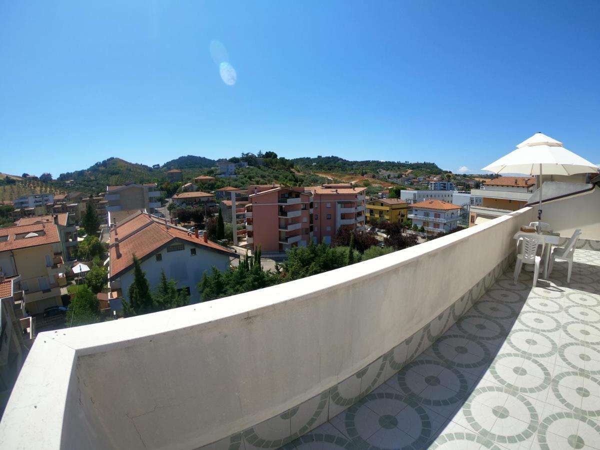 Attico Petfriendly Con Terrazzo, Via Del Borgo Apartment Montesilvano Marina Exterior foto