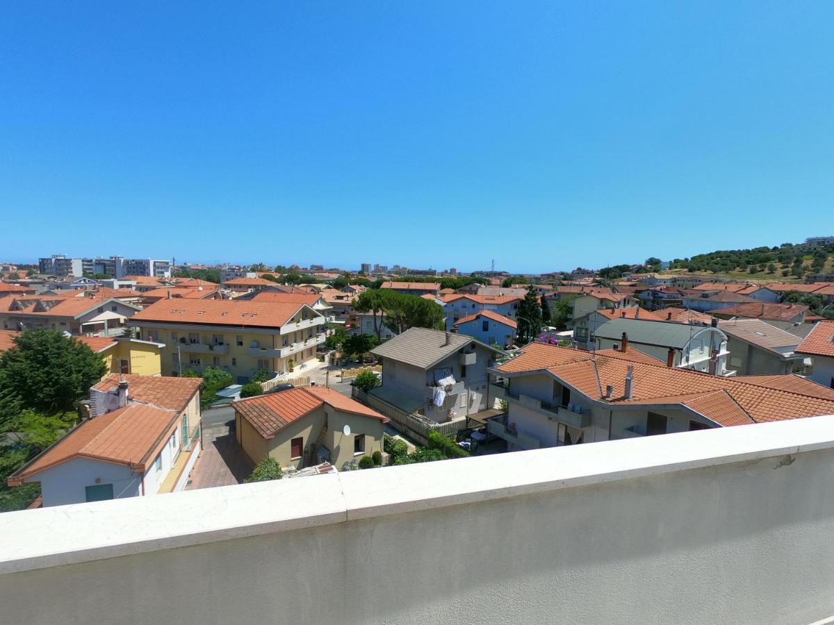 Attico Petfriendly Con Terrazzo, Via Del Borgo Apartment Montesilvano Marina Exterior foto