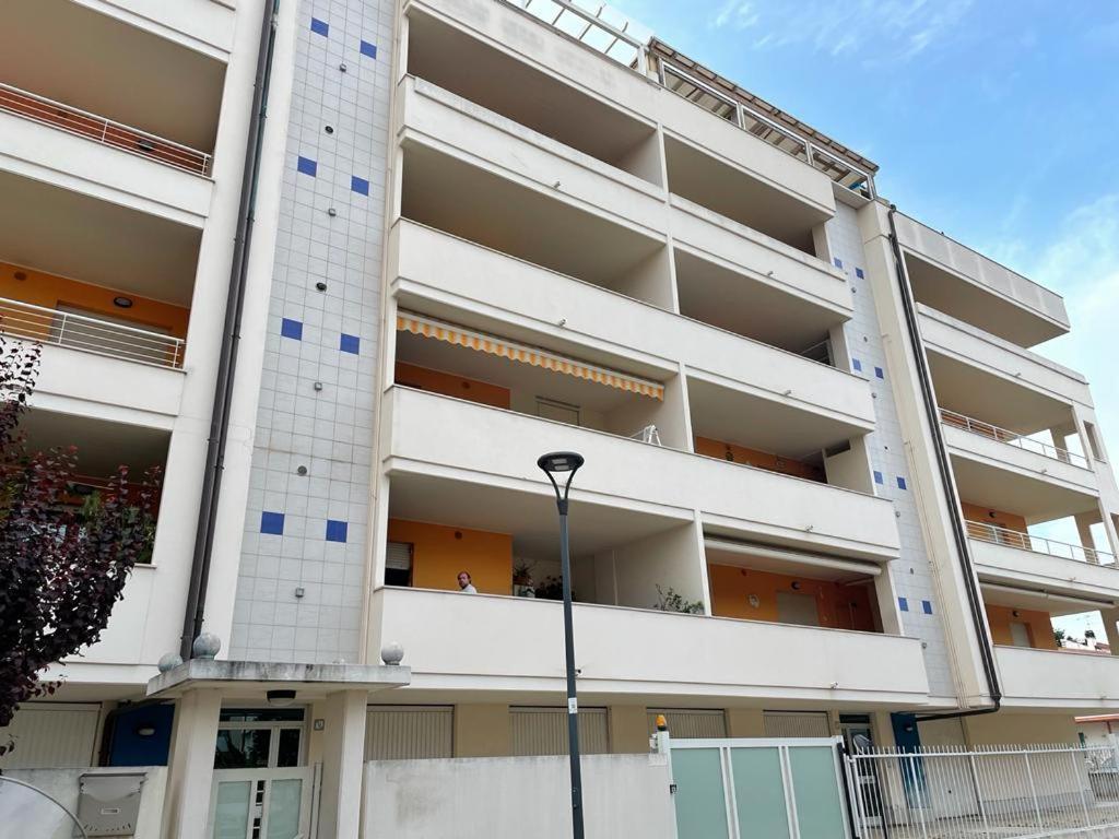 Attico Petfriendly Con Terrazzo, Via Del Borgo Apartment Montesilvano Marina Exterior foto